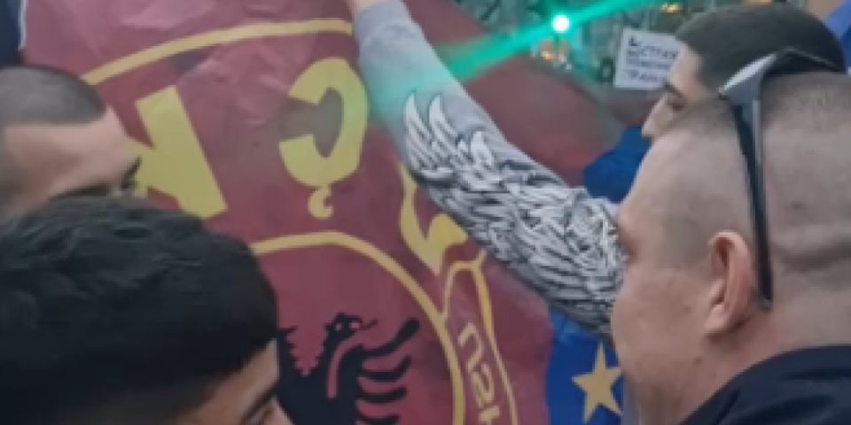 Skandal u Hagu: Albanci paradirali ulicama, na vrata srpske ambasade okačili zastavu OVK i vređali zaposlene