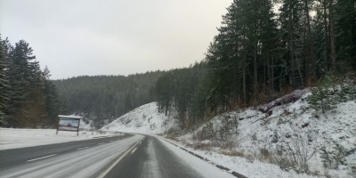 Republički hidrometeorološki zavod  (RHMZ) izdao je hitno upozorenje za snežne padavine u Srbiji, a očekuje se da padne i do pola metara snega.