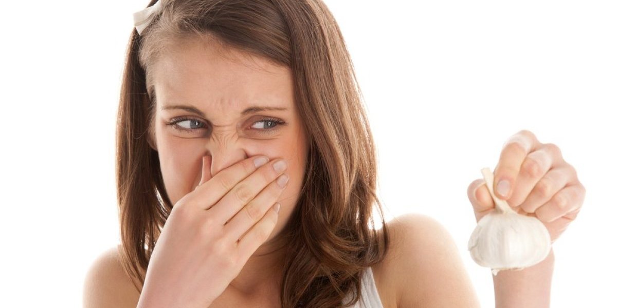 Smrad iz usta nestaće u trenu! Posle belog luka obavezno pojedite ovo