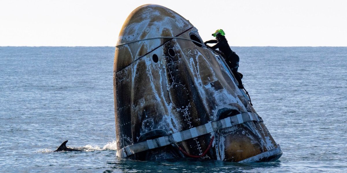 (FOTO/VIDEO) Zaglavljene astronaute dočekali "počasni članovi tima za spasavanje"! Okružili im letelicu!