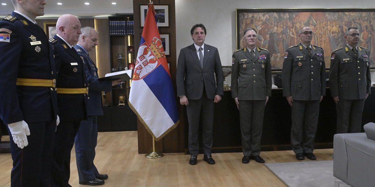 Padobranci dobili novog komandanta! Ministar Gašić uručio ukaze o postavljenju na nove dužnosti oficira Vojske Srbije