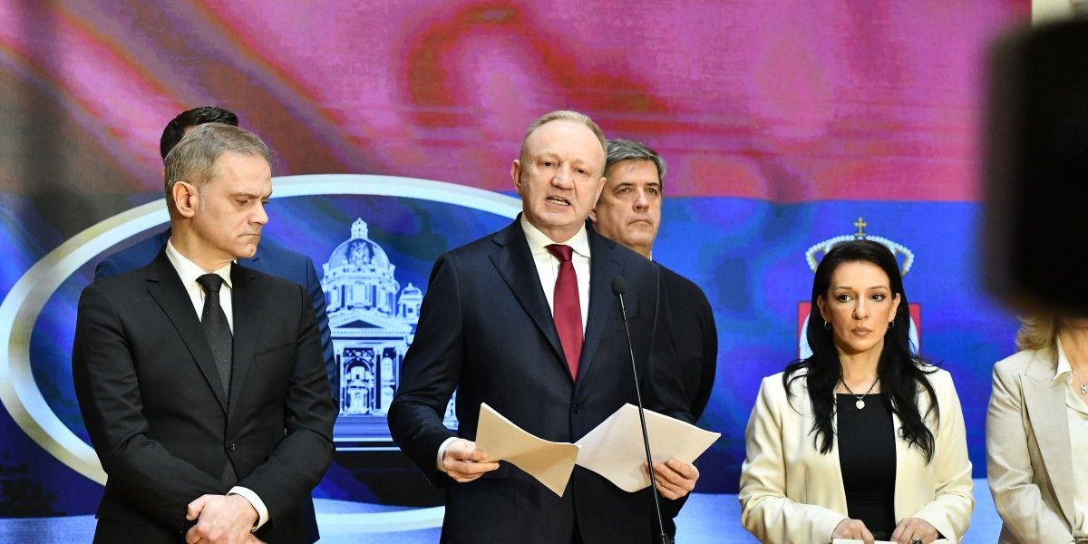 Pobuna bahatih i bogatih: Đilasovci napali Vučića jer je registrovao pokret u blizni servisa za viljuškare (VIDEO)