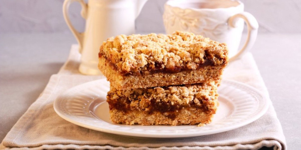 Posni kolač za džemom i orasima: Pravi se očas posla, a ukus je fantastičan