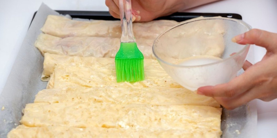 Kupovne kore za pitu bolje nego domaće: Premažite ih ovom smesom i biće kao da ste ih tek razvukli