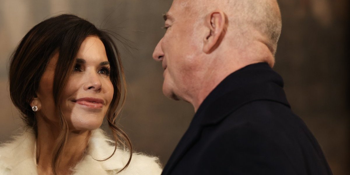 Dočekao verenicu iz svemira, pa se patosirao! Bezos pao kao pokošen pored rakete (VIDEO)