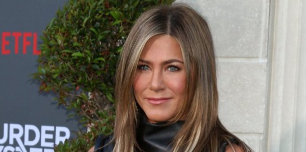 Dženifer Aniston u stilu koji obožavaju beogradske devojke: Kežual izgled savršen za dejt (FOTO)