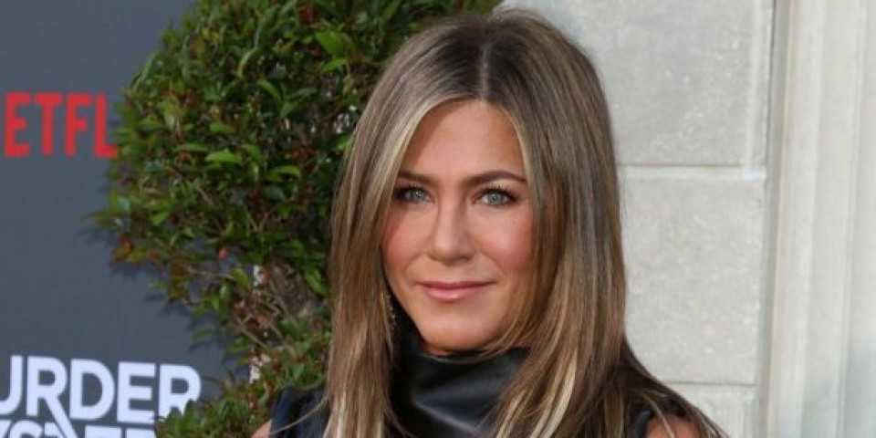 Dženifer Aniston u stilu koji obožavaju beogradske devojke: Kežual izgled savršen za dejt (FOTO)