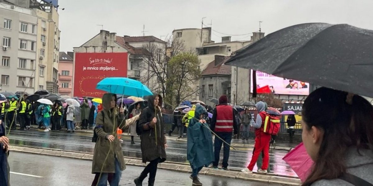 Mogu pravo u Ljotićev Zbor: Prosvetni radnici istakli jezivi simbol fašizma na blokadi Brankovog mosta