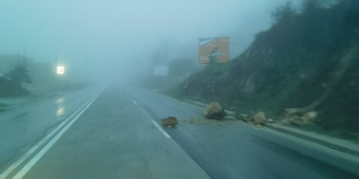 Odroni, pesak i šljunak po putu! Uslovi za vožnju katastrofalni zbog nevremena