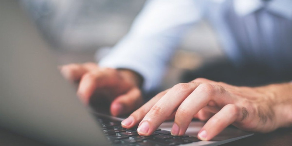 "Ima li neka ćerkica za taticu?!" Roditelji, pazite na decu, pedofili napravili Fejsbuk grupu