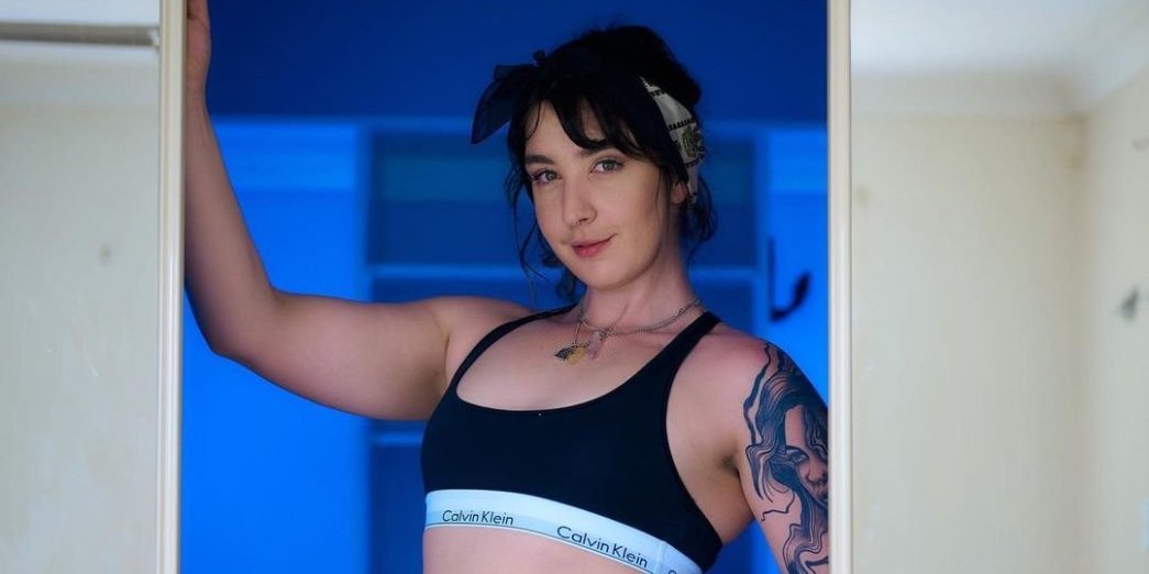 U Sarino međunožje nema ko ne gleda! Odlučila da iskoristi svoju manu i zapalila internet (FOTO)