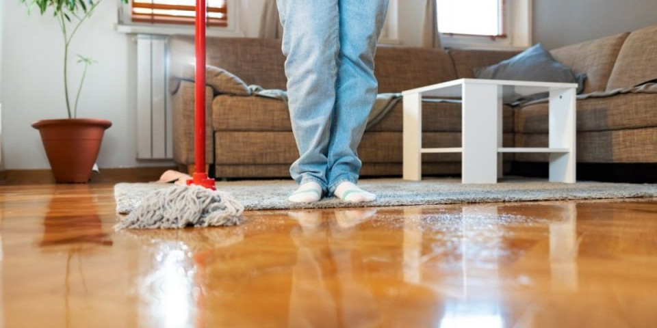 Trik iz kuhinje zaludeo domaćice: Drveni podovi blistaju kao novi uz samo 2 sastojka