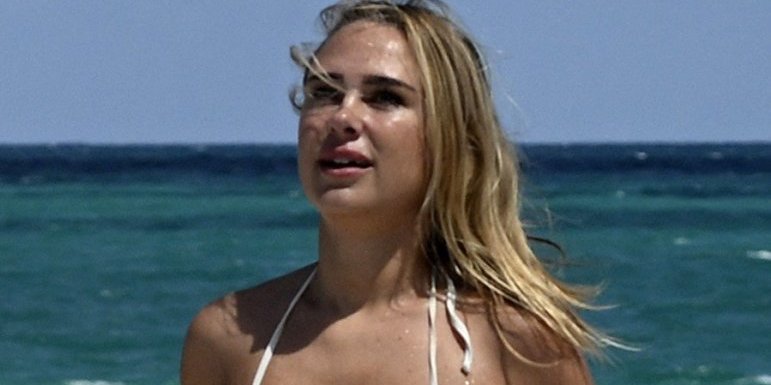 Vrele fotke TV zvezde zapalile svet! Razgolitila se na plaži -  internet se usijao od komentara (FOTO)