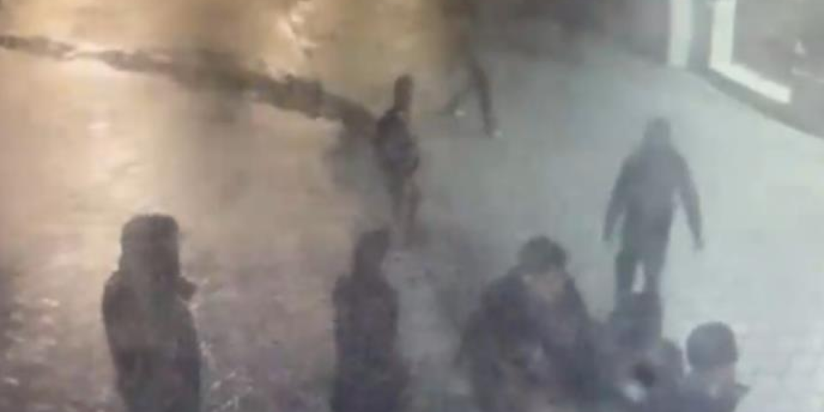 Pijani blokaderi napali dečaka! Snimak dokazuje da su započeli tuču na ulici u Novom Sadu, a potom lagali (VIDEO)