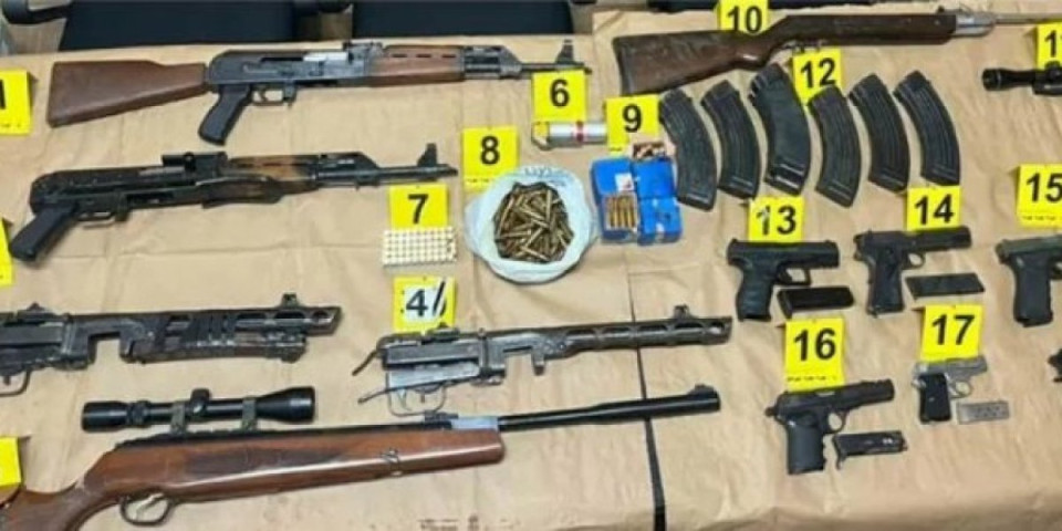 Pronađeno oružje kod Zvečana: U štalu zatrpali zolje, ručne bombe i municiju