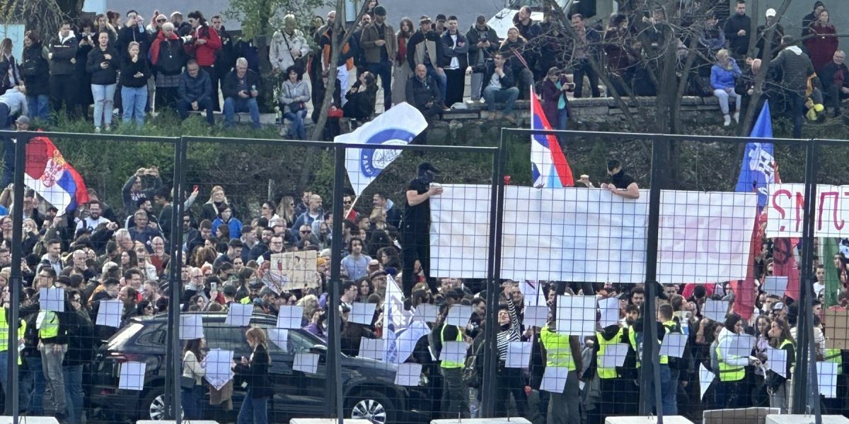 Čiji su ovo maskirani batinaši!? Popeli se na ogradu ispred Informera! (VIDEO)