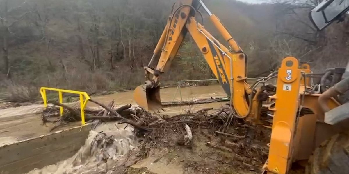 Ogromna količina padavina podigla na noge sve službe u Kladovu! Reka oštetila pristupni put, u akciji je teška mehanizacija (FOTO)(VIDEO)