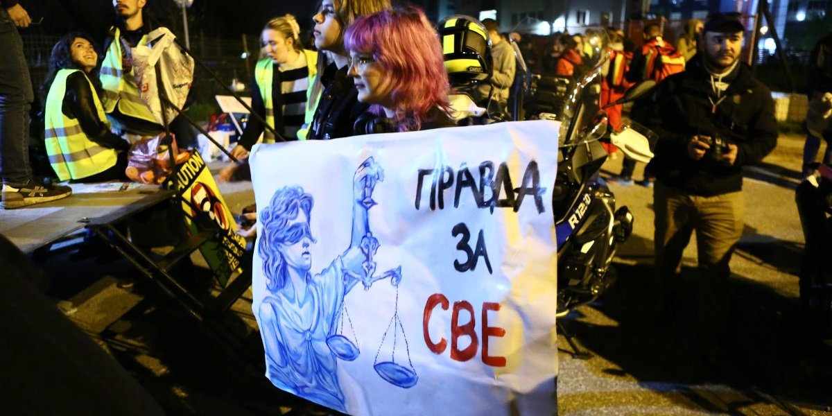 Nema kraja ludilu blokadera: Nastavničko veće izglasalo nastavak rada, a plenumaši prete fizičkom blokadom škole (FOTO)