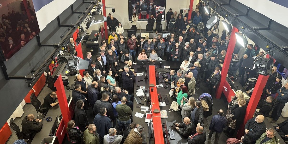 (VIDEO) Stigla podrška Informeru! Krcat Kolegijum studio, velika fešta posle blokade!