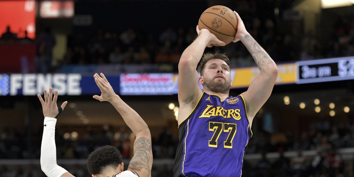 Dončiću pukao film! Luka odleteo ka publici, pa žestoko opsovao! (VIDEO)