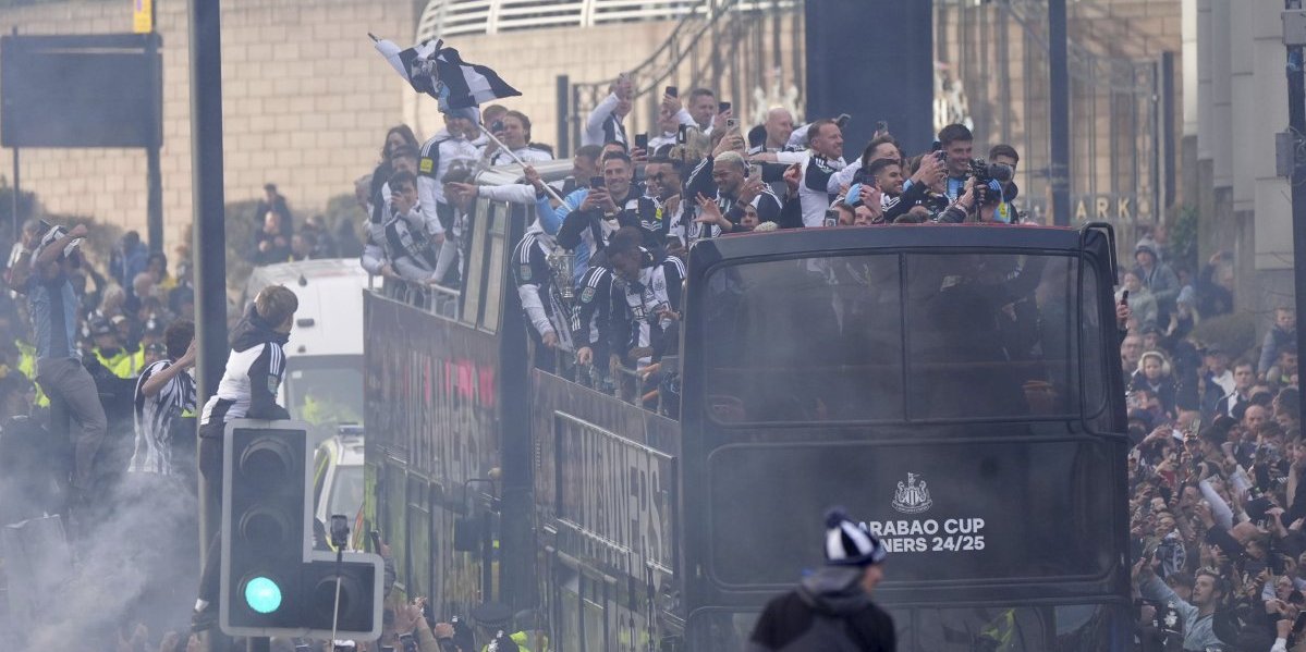 Ludnica u Njukaslu, 150.000 ljudi na dočeku fudbalera (FOTO)