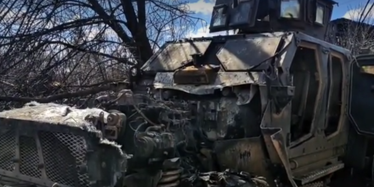 (VIDEO) Opa! Težak poraz američkog oklopa! Rusi pokazali opasan ulov, dronom razorili vozilo vredno pola miliona dolara!