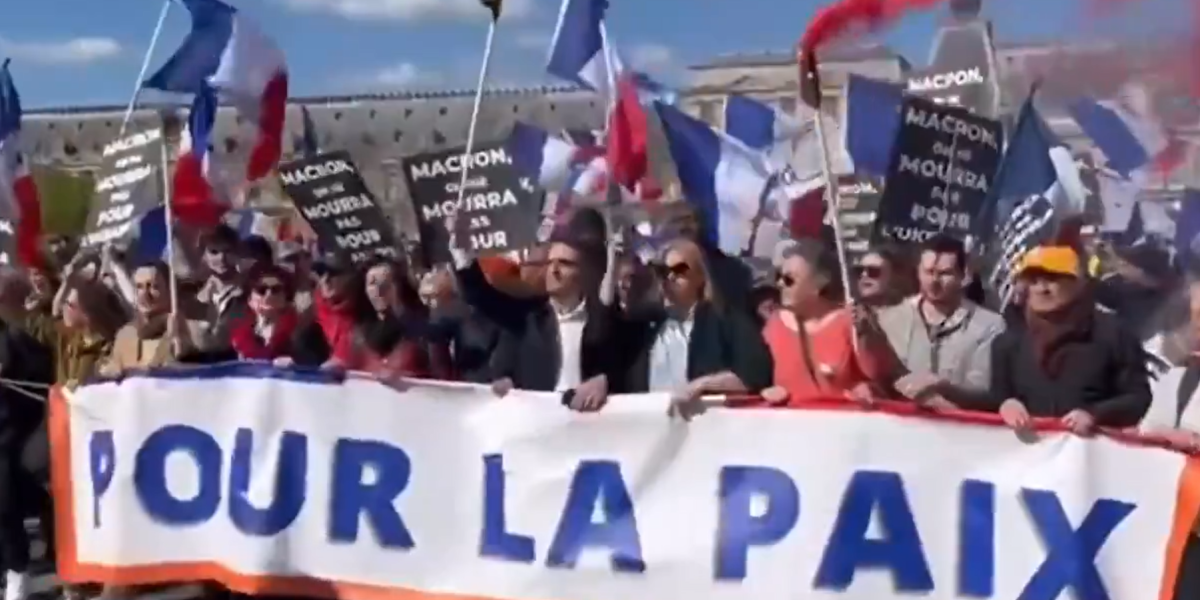 (VIDEO) Iznenađenje za NATO i Kijev u Parizu! Reke ljudi marširaju protiv Ukrajine: Demonstranti traže napuštanje Alijanse!