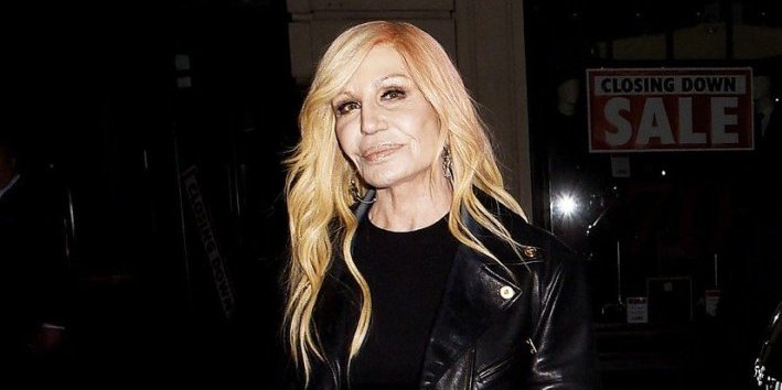 Donatela Versaće u farmerkama koje ruše sva pravila! Ovim potezom otvorila put ženama 50+