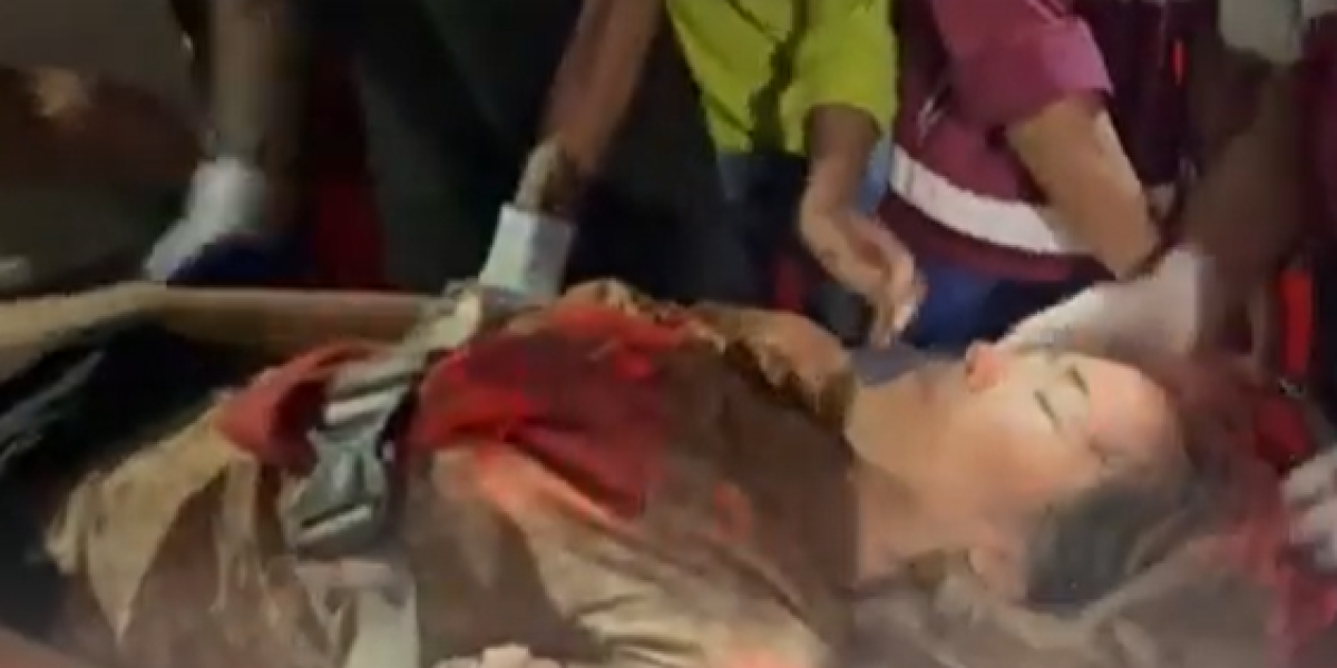 (VIDEO) Žena izvučena nakon 30 sati ispod ruševina! Čudesna scena u Mjanmaru nakon razornog zemljotresa!