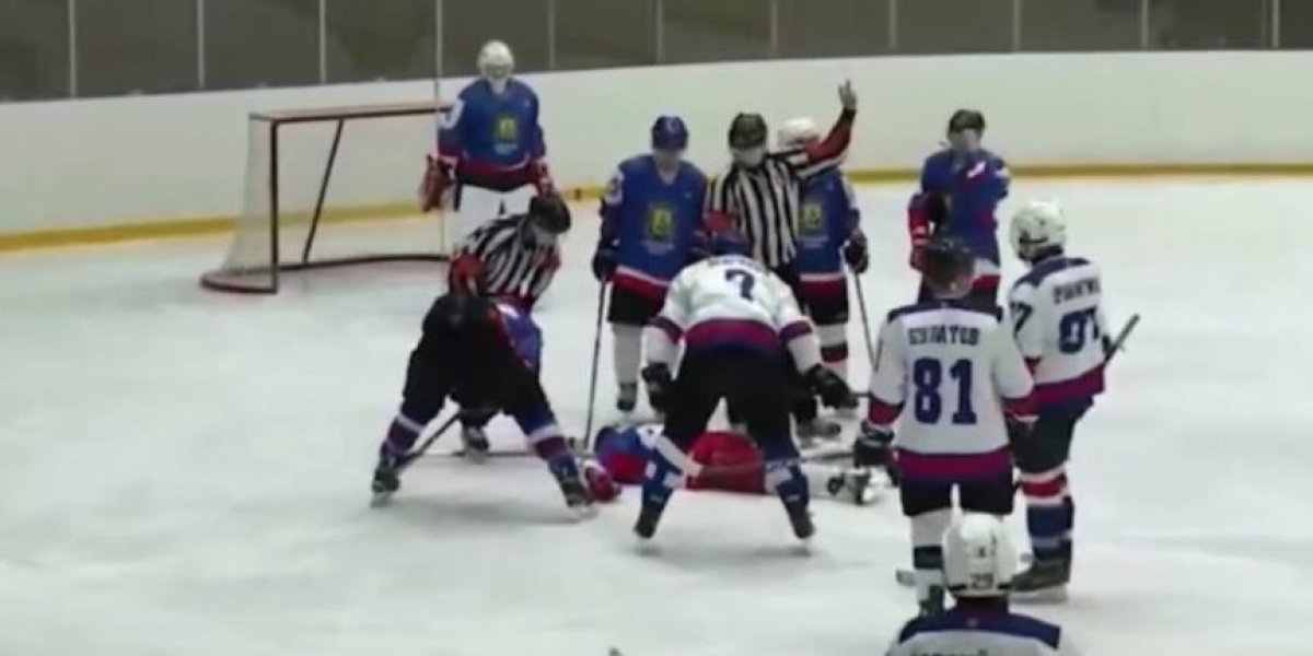 (VIDEO) Tragedija! Hokejaš umro tokom meča, nije mu bilo spasa!