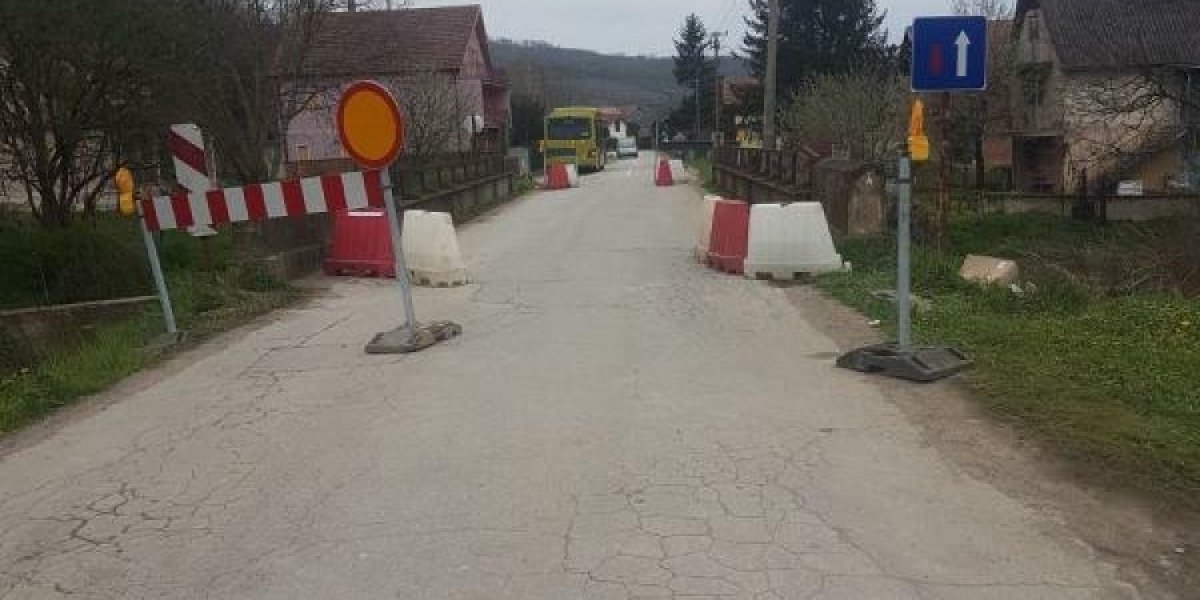 Šta radite, ljudi?! Meštani sami "otvorili" most, koji je zabranjen za saobraćaj