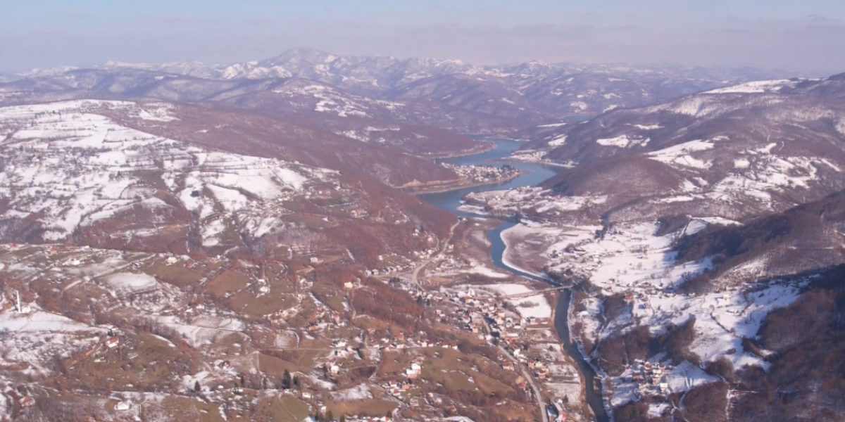 Ovde snega ima do maja! Da li ste bili na ovom vidikovcu? Nije Uvac!