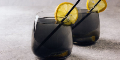 Glavna komponenta za crnu limunadu je sasvim poznata, aktivni ugalj. U kombinaciji sa limunom pretvara se u moćan napitak za čišćenje organizma i bolji rad varenja.