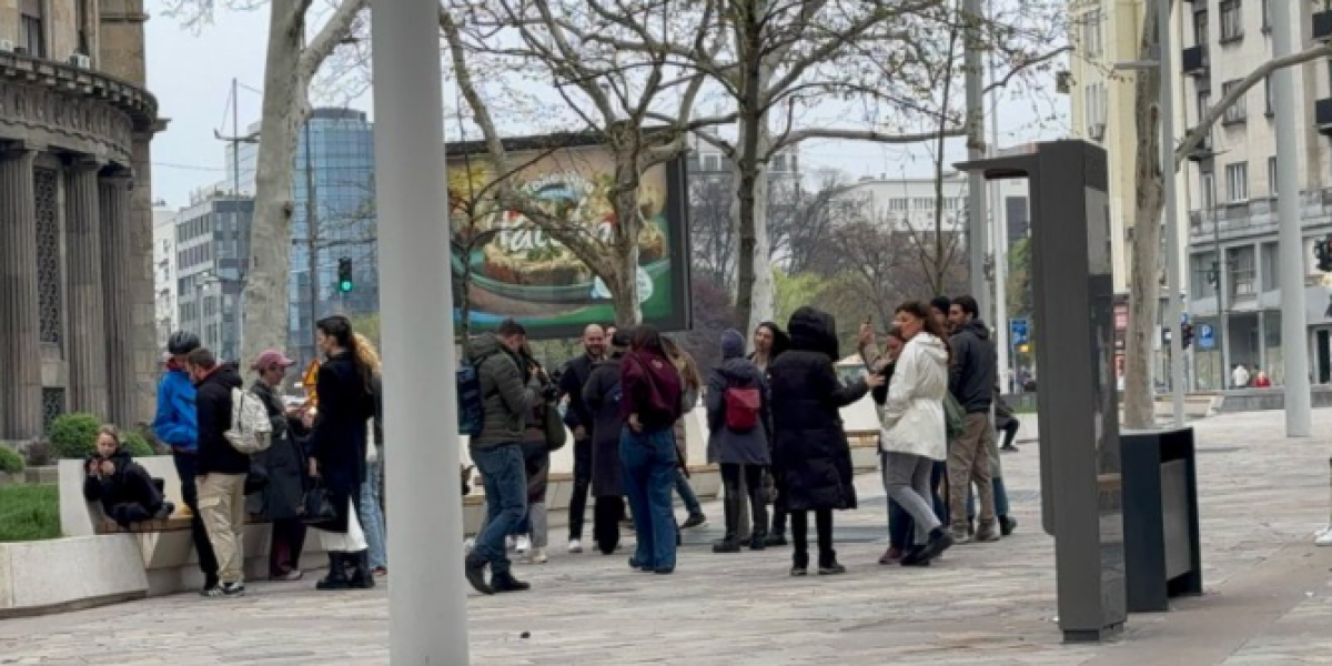 Nastavljaju da terorišu! Šaka blokadera šeta protiv "Novosti", "Kurira" i "Politike": Crtaju krvave šake (FOTO)