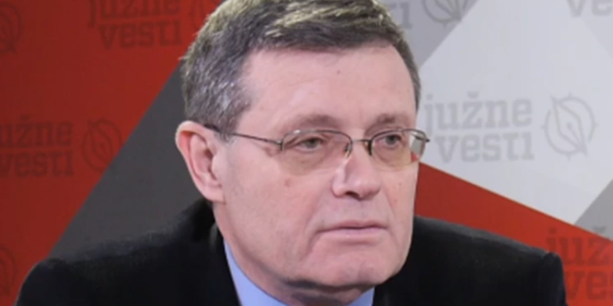 Čovek koji je tužio Vučića svečano otvorio najmanji most na svetu! Ko je niški političar Bane Banana, kome se ceo Balkan smejao!