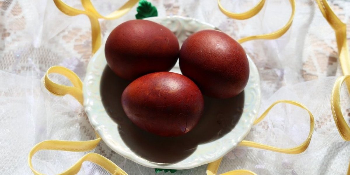 Ofarbajte jaja za Vaskrs tradicionalnom metodom, ali uz ovaj genijalni trik! Rezultati će biti fantastični