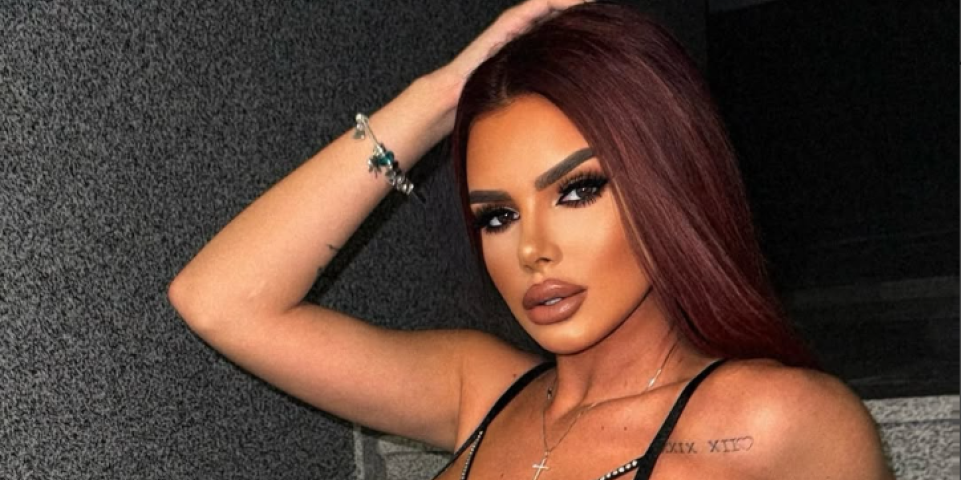 (FOTO) Baškari se gola u krevetu, grudi prekrila samo čaršafom - Anita Stanojlović izaziva pozom