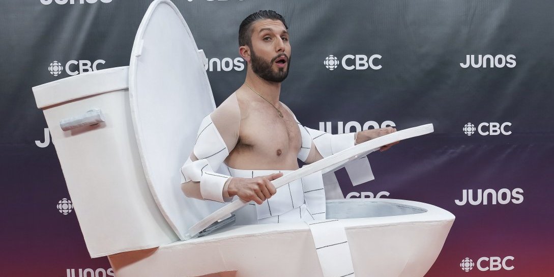 Klozetska šolja i traka preko međunožja! Najluđe modne kreacije na crvenom tepihu - ovo još niste videli (FOTO)