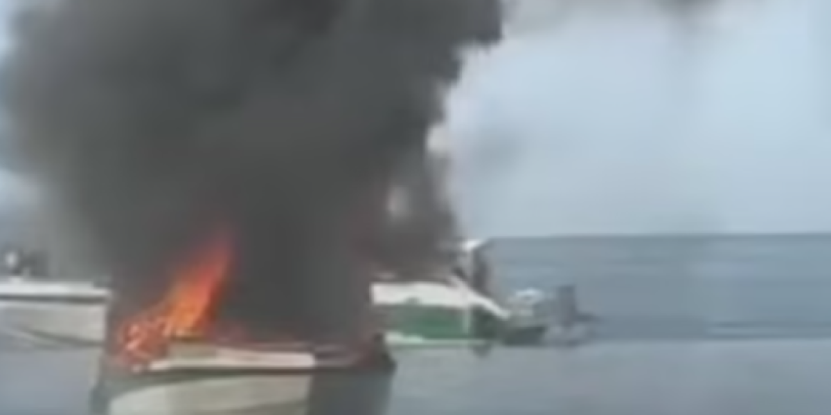 (VIDEO) Eksplodirao luksuzni gliser! Jeziv snimak se širi mrežama: Požar zahvatio plovilo, ima povređenih!