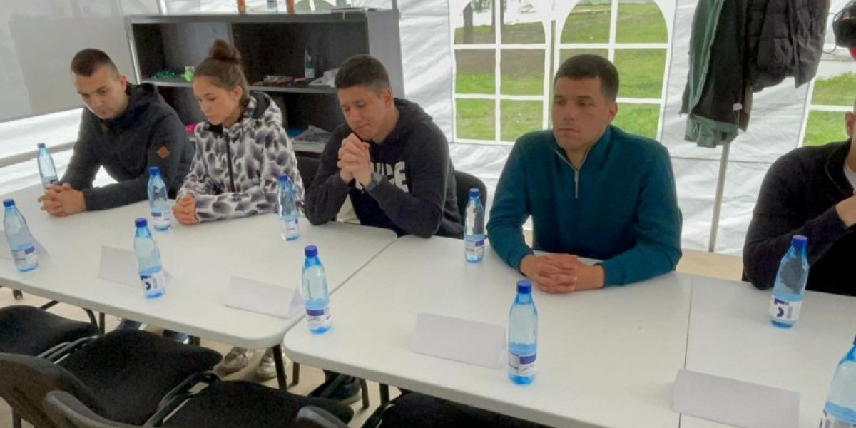 Ništa od razgovora, ponovo prazne stolice u Pionirskom parku: Rektor i dekani se opet nisu odazvali na poziv studenata (FOTO)