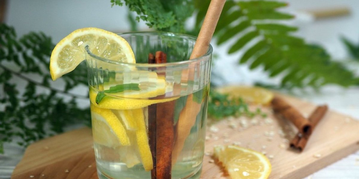 Najzdraviji početak dana! Evo zašto je dobro piti vodu sa limunom i cimetom