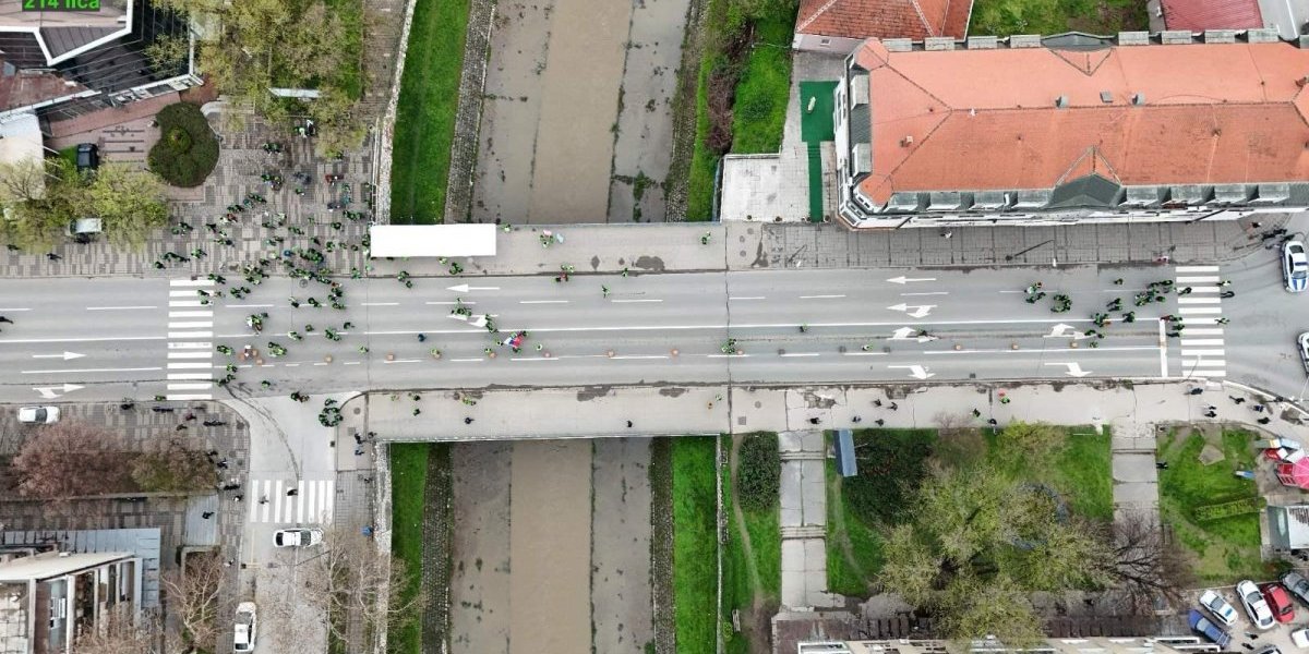 Plenum, prop'o! U blokadi mosta u Leskovcu učestvuje 100 ljudi