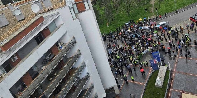 Slika i prilika Ćutinog debakla! Jedva sakupio šaku ljudi na svom protestu (FOTO)