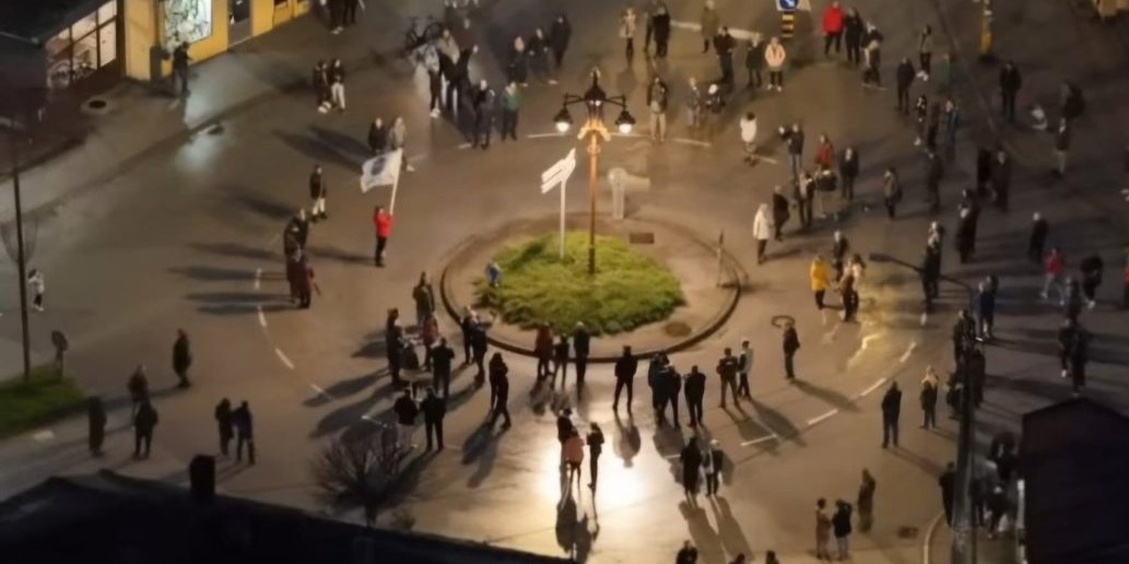 Smešne scene na protestima u Čačku: Njih devetoro blokira grad! (FOTO)