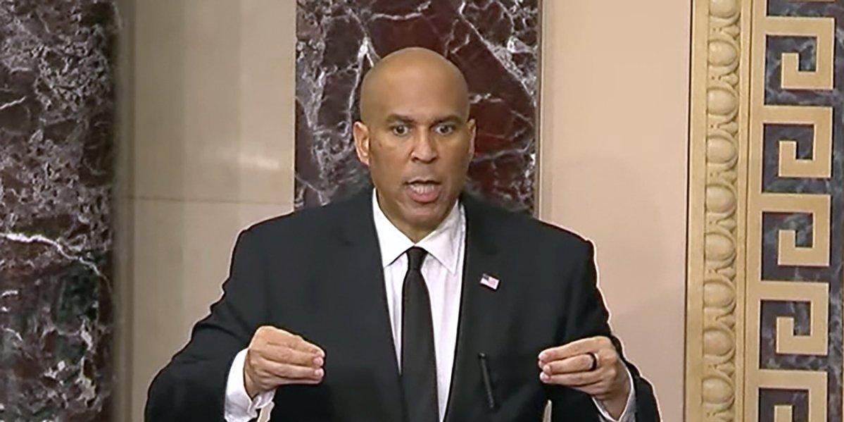 (VIDEO) Američki senator već 20 sati priča protiv Trampa! Ne sme sesti, jesti, niti ići u toalet!