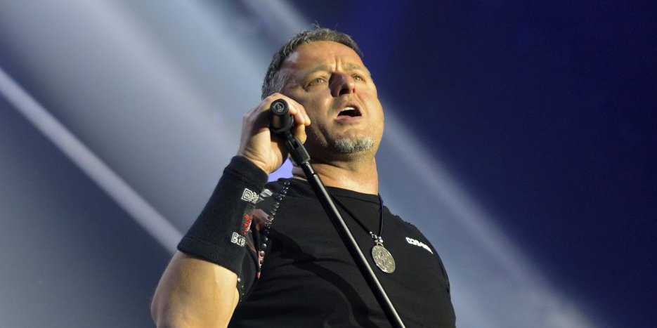 Tompson nosi majicu ustaškog teroriste: Osvedočeni srbomrzac izašao na binu sa njegovim zatvorskim brojem