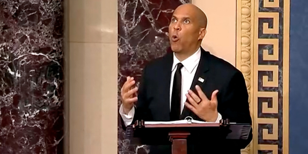 (VIDEO) Šok u Senatu SAD! Pljuvao Trampa za govornicom 25 sati bez prestanka: Ovakvo ludilo dosad nije viđeno!