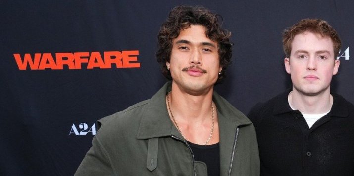 (VIDEO) Gej poljubac na konferenciji! Glumci svojim ponašanjem šokirali planetu