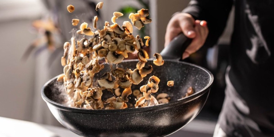 Slavsko predjelo spremno za 15 minuta: Salata sa pečurkama i prazilukom - oduševiće sve goste