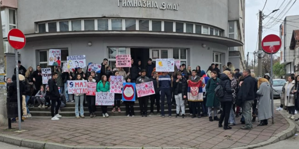 Unuk Baneta Banane i dekanke iz Niša vodi fizički blokadu gimnazije "9. maj"! Politizacija do maksimuma, sad je sve jasno